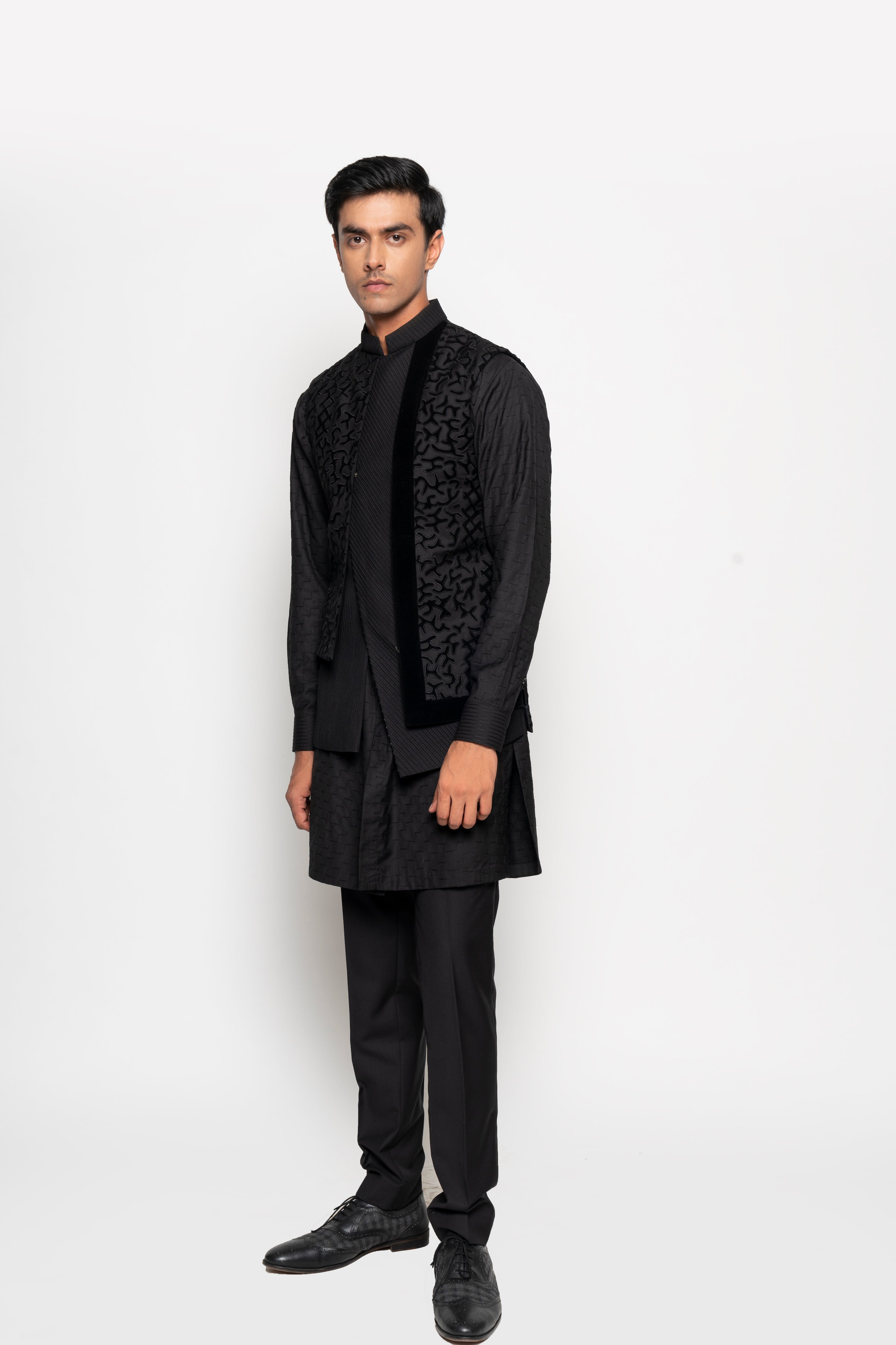 Velvet Appliqu Sleeveless Jacket